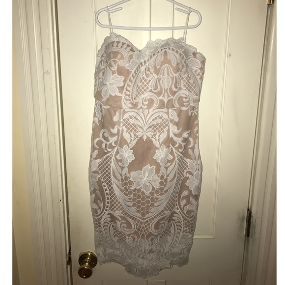 White flower patterned, above the knee - Picture 1 of 2